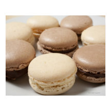 Um prato de Chocolate e Vanilla Macarons,