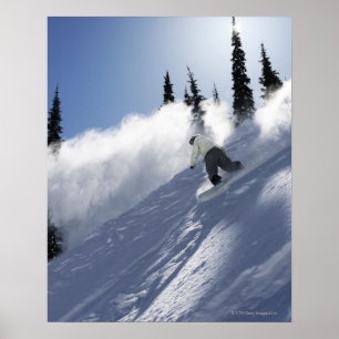 Poster Um snowboarder masculino que rasga o pó em Idaho.