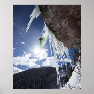 Poster Um snowboarder masculino salta fora de uma