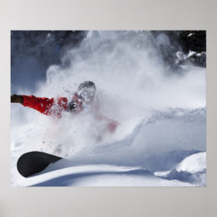 Pôster Um snowboarder rasga voltas untracked do pó dentr