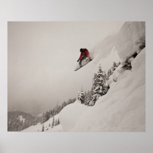 Pôster Um snowboarder salta fora de um penhasco no pó