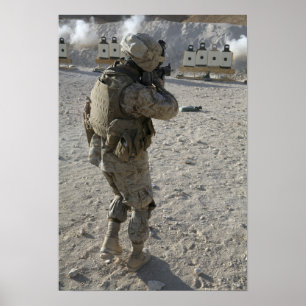 Pôster Um soldado atinge seu alvo em uma toca de tiro