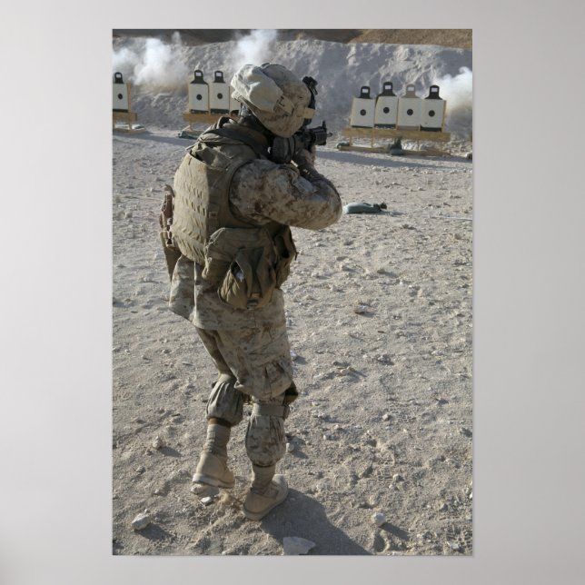 Pôster Um soldado atinge seu alvo em uma toca de tiro (Frente)