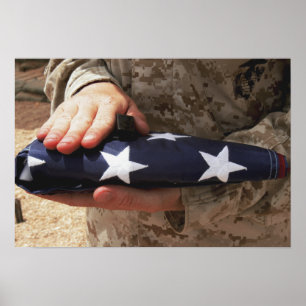 Pôster Um soldado guardara a bandeira dos Estados Unidos