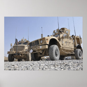 Poster Um vehicl protegido da mina de M-ATV emboscada