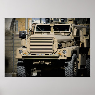 Poster Um veículo resistente a minas, protegido por embos