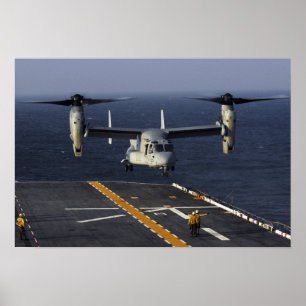 Pôster Uma aeronave V-22 Osprey prepara-se para aterrar