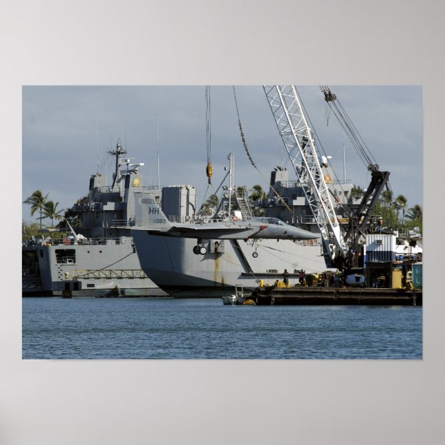 Pôster Uma águia F-15 recebe um elevador de uma grua de b (Frente)