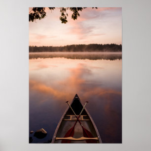 Pôster Uma canoa repousa na costa do Lago Pawtuckaway