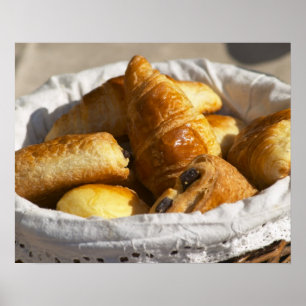 Pôster Uma cesta de vime para o pequeno-almoço com croiss