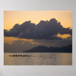 Pôster Uma equipe de canoa outrigger pratica na costa