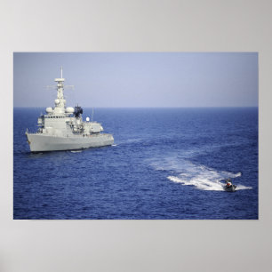 Poster Uma equipe portuguesa do marinho em um barco