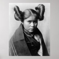 Uma garota índia Tewa com penteado rico