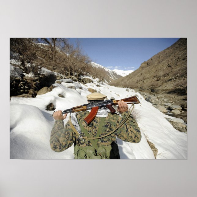 Pôster Uma Guarda Mujahadeen caminha com o membro militar (Frente)