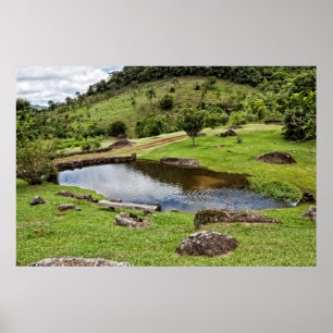 Poster Uma lagoa com o banco de madeira pequeno