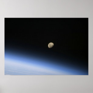 Poster Uma lua gigante visível acima da atmosfera terrest