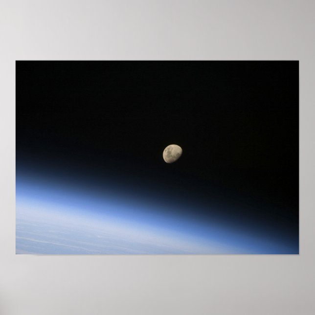 Poster Uma lua gigante visível acima da atmosfera terrest (Frente)