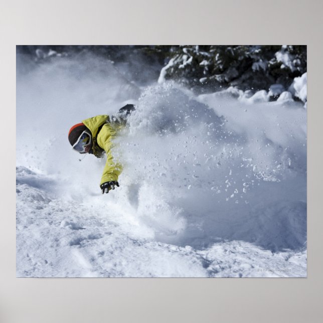 Pôster Uma snowboarder arranca as curvas de pó descontrol (Frente)