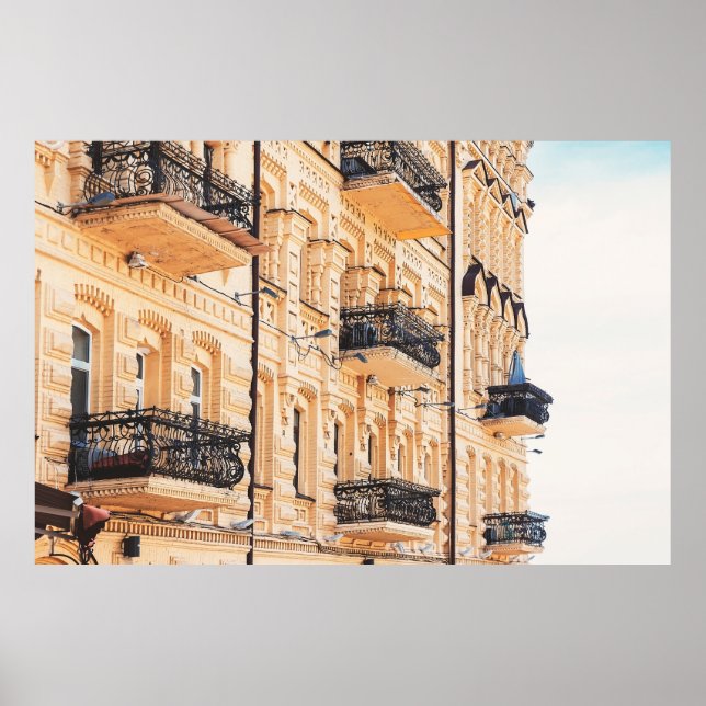 Poster Uma velha casa amarela com varandas de ferro em fo (Frente)