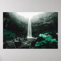 Uma vista incrível da cachoeira de Svartifoss. Ima