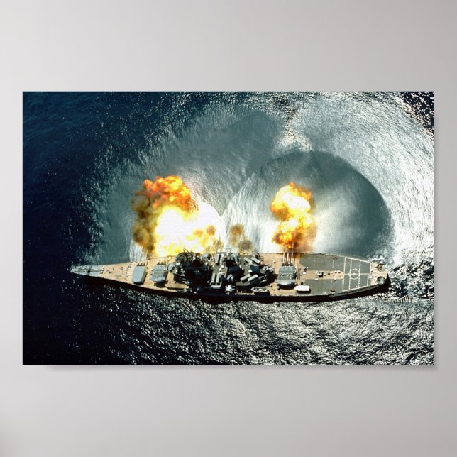 Poster USS Iowa Disparando Uma Bordada Completa (Frente)