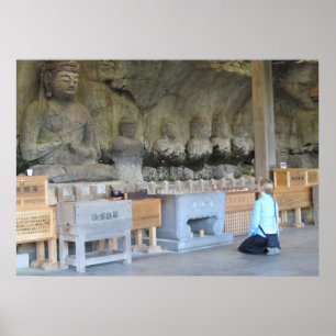 Pôster Usuki Buddhas de pedra com visitante
