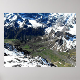 Pôster Vale verde perto da montanha de Schilthorn
