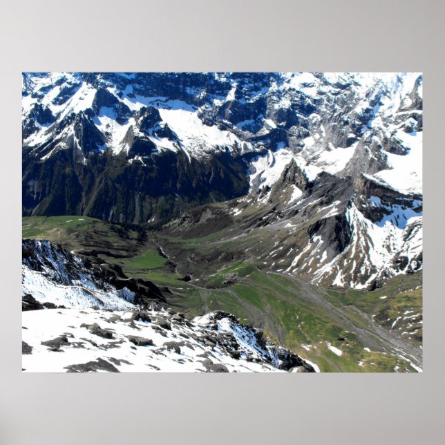 Pôster Vale verde perto da montanha Schilthorn (Frente)