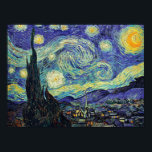 Pôster Van Gogh está no Starry Night<br><div class="desc">A obra-prima de Van Gogh: Noite Estrelada. A Noite Estrelada é um óleo na canvas do pintor holandês poste-impressionista Vincent van Gogh. Pintado em junho de 1889, mostra a visão da janela voltada para leste do seu quarto de asilo na Santo-Rémy-de-Provence, pouco antes do nascer do sol, com a adição...</div>