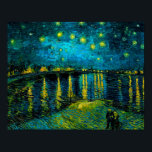 Poster Van Gogh Starry Night Over the Rhône<br><div class="desc">Poster com a pintura a óleo de Vincent van Gogh, "Starry Night Over the Rhône" (1888). As estrelas amarelas brilhantes decoram o céu azul noturno como um casal rolando ao longo de um riverbank em Arles. Um presente perfeito para fãs de Impressionismo Poste e arte holandesa.</div>