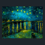 Poster Van Gogh Starry Night Over the Rhône<br><div class="desc">Poster com a pintura a óleo de Vincent van Gogh,  "Starry Night Over the Rhône" (1888). As estrelas amarelas brilhantes decoram o céu azul noturno como um casal rolando ao longo de um riverbank em Arles. Um presente perfeito para fãs de Impressionismo Poste e arte holandesa.</div>