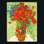 Poster Vase com Cornflower e Poppies, Van Gogh<br><div class="desc">Pintado em 1886, esse óleo na pintura de canvas é caracterizado por uma perfeita mistura de cor e escova. Contra um fundo azul pintado levemente, Van Gogh pintou um vaso com um buquê de flores azuis de cor intensa, papoilas vermelhas brilhantes e margueritas brancas cremosas. As cores vibrantes das flores,...</div>