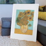 Poster Vase com doze girassóis por Vincent van Gogh<br><div class="desc">Vase com Doze Girassóis (1888) de Van Gogh é uma pintura floral de Apos impressionismo fino e de vida. Faz parte de uma série de vida estática de várias pinturas semelhantes com um buquê de flores de jardim em um vaso. A série inteira mostra girassóis em todos os palcos da...</div>