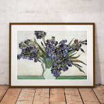 Pôster Vase com Irises Vincent van Gogh<br><div class="desc">Poster de arte bela do quadro poste-impressionista Vase com os irlandeses (1890) de Vincent Van Gogh. Lindos íris de violeta azul em um vaso contra um fundo branco.</div>