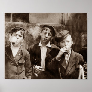 Pôster Vendedor de jornais que fumam - foto 1910 dos