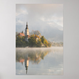 Pôster vertical nascer do sol enevoado Lago Bled