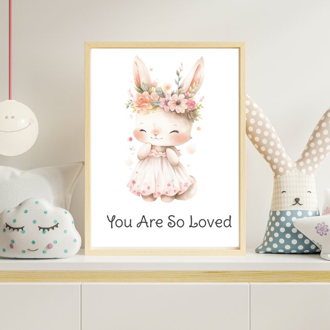 Poster Vestido Rosa de Coelhinho Bebê Flores Berçário de  (Baby Bunny Pink Dress Flowers on Head You are So Loved Nursery Wall Art Poster)