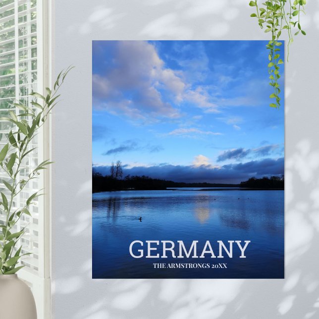 Poster Viagem do Lago Azul Alemanha Foto (Blue Lake Germany Travel Photo Poster ©Susanne Sachers - Sunny Wanderlust 🌞✈️)