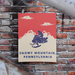 Poster Viagens vintage de Montagens Snowmobile de Texto P<br><div class="desc">Adicione o nome do seu declive de esqui favorito ou qualquer texto personalizado para criar o seu próprio poster personalizado no estilo de um poster de viagens vintage. Ele tem uma sensação retrógrada divertida com seu esquema de cores vermelho, azul-marinho e creme e apresenta uma ilustração de um movente de...</div>