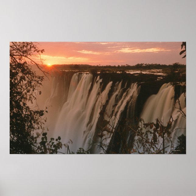 Poster Victoria Falls with sun on horizon, Victoria (Frente)