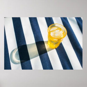 Poster Vidro límpido de bebendo com líquido amarelo