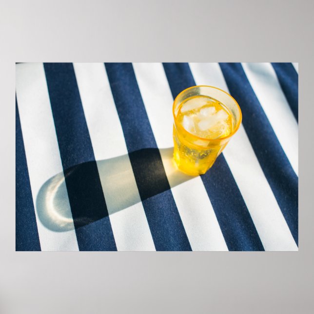 Poster Vidro límpido de bebendo com líquido amarelo (Frente)