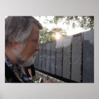 Viet Nam Veteran visita a parede itinerante