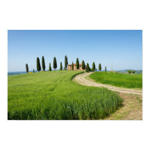 Vila de fazenda com ciprestes na Toscana