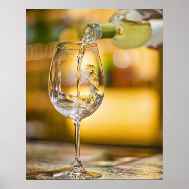 Pôster Vinho branco é derramado da garrafa no restaurante (Frente)