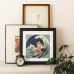 Pôster Vintage Art Deco lança beijo nas ondas na praia<br><div class="desc">Ilustração Vintage arte deco amor e imagem romântica com um jovem casal abraçando e beijando sob o surf,  uma onda oceânica na praia. Artista: George Barbier,  c. 1921.</div>