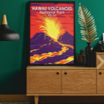 Poster vintage do Parque Nacional dos Vulcões do H<br><div class="desc">Trabalho de arte vetor dos vulcões do Havaí em um design de estilo de janela. O parque fica na Ilha Hawaii. No seu coração estão os vulcões ativos Kīlauea e Mauna Loa.</div>