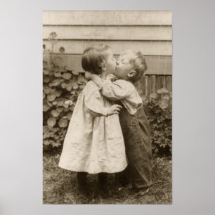 Pôster Vintage Love Foto de Crianças Beijando em um Jardi