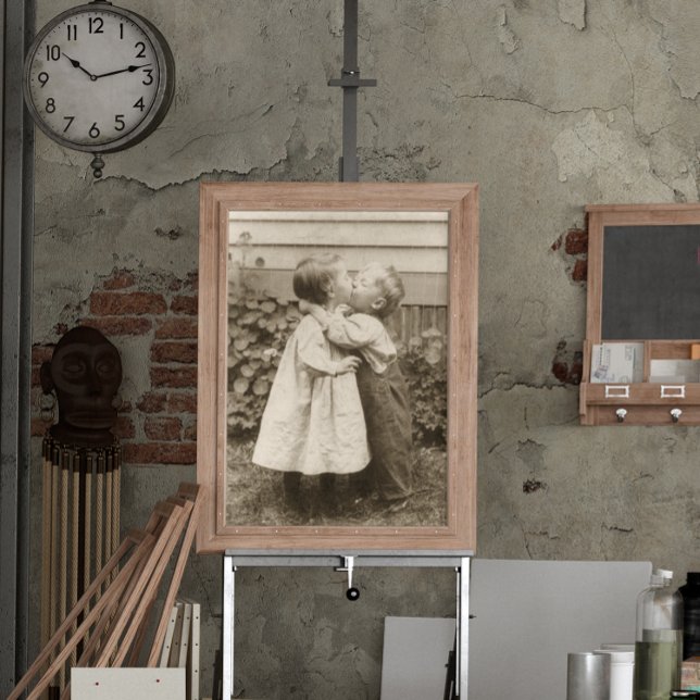 Pôster Vintage Love Foto de Crianças Beijando em um Jardi (Criador carregado)