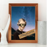 Poster Vintage Woman Trailblazer Night Sky Pop Art<br><div class="desc">Kitschy Colage poster dá uma nod a todas as mulheres pioneiras do ano passado e mostra o recorte de fotos da década de 1930 de uma mulher com mais óculos steampunk,  uma corda de pérolas,  fita de washi com o texto "pioneira" no fundo do céu noturno estrelado</div>